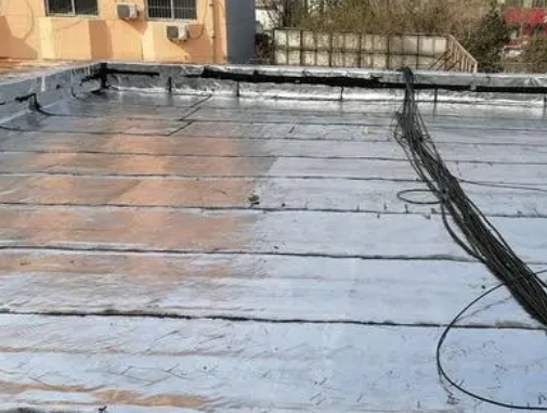 社旗卫生间漏水维修公司分享下社旗屋面楼顶防水刚性防水层施工要点。